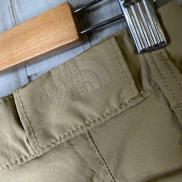 The North Face Men's Khaki stone Short - Picture 3 of 4